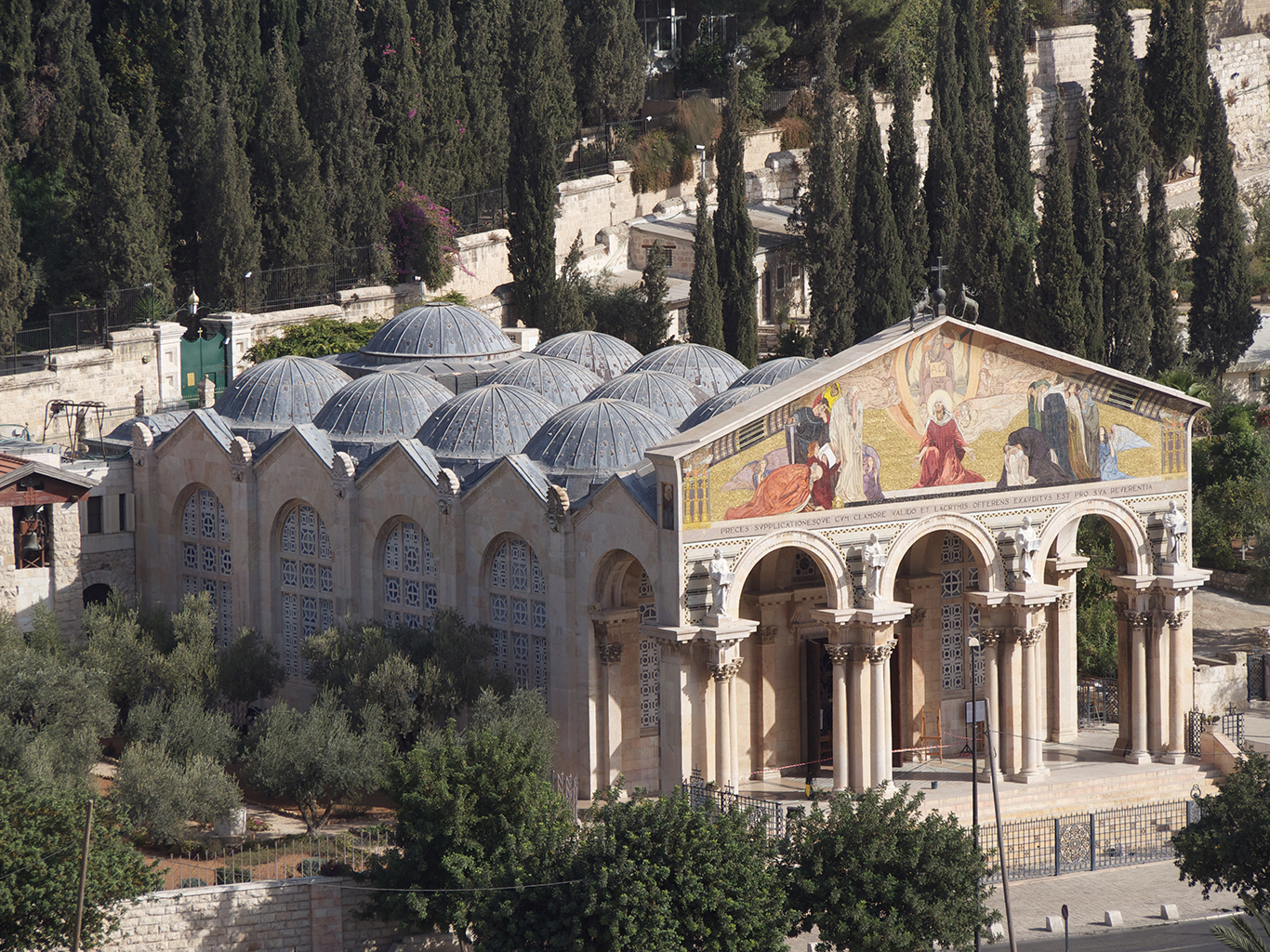 Kostel všech národů v Getsemanské zahradě na západním úpatí Olivové hory