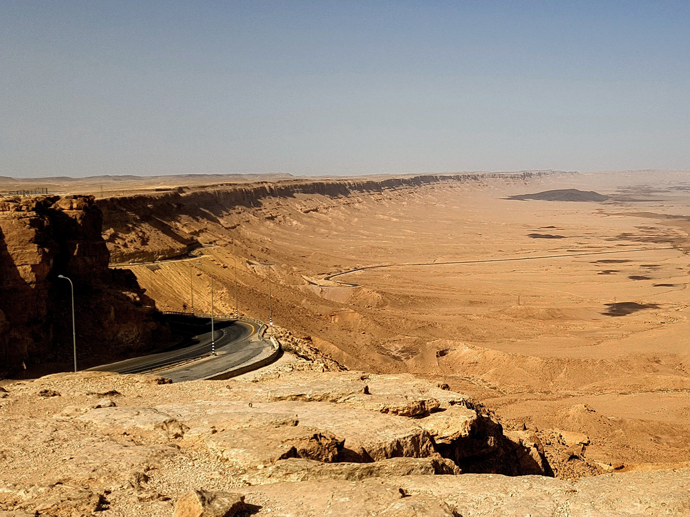 Machteš Ramon, čtyřicet km dlouhá pouštní krasová sníženina