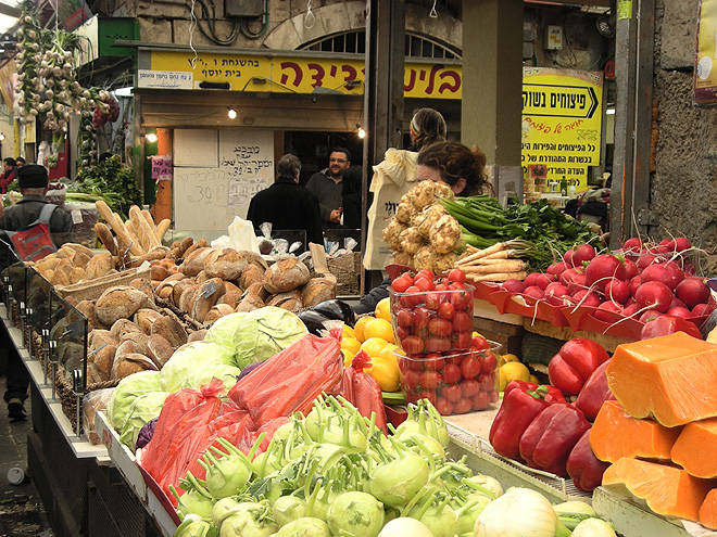 Trh Machane Jehuda a jeho pestrobarevné obchůdky