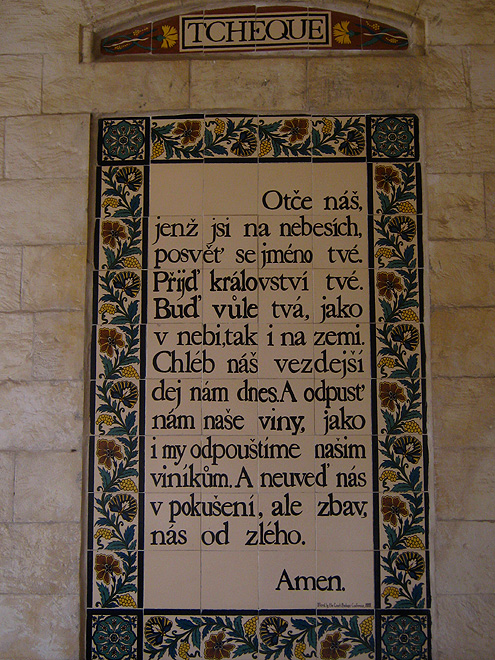 Keramická deska s textem Otčenáš na stěně kostela Pater Noster