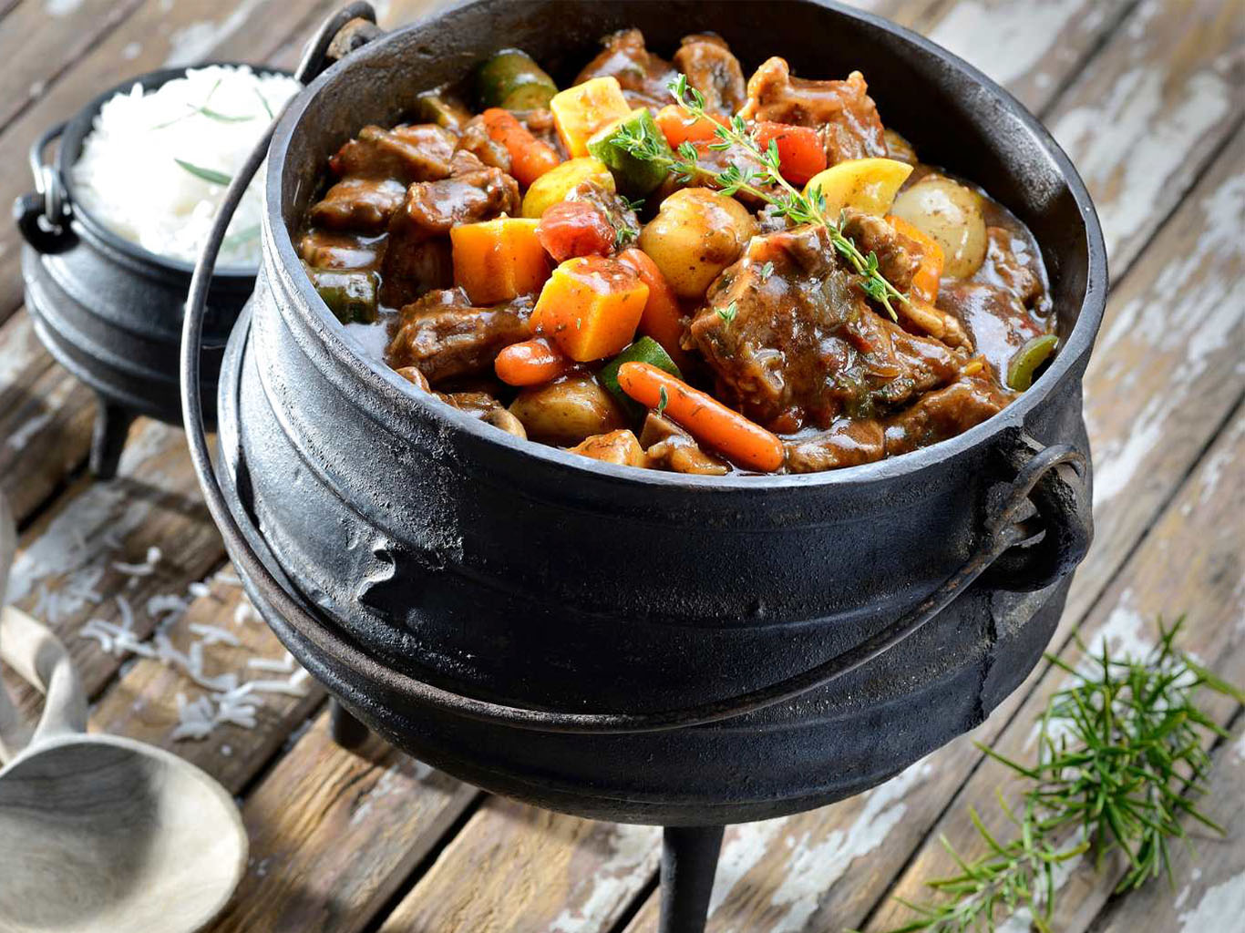Pokrm potjiekos se skládá z vrstev masa, zeleniny a brambor či rýže
