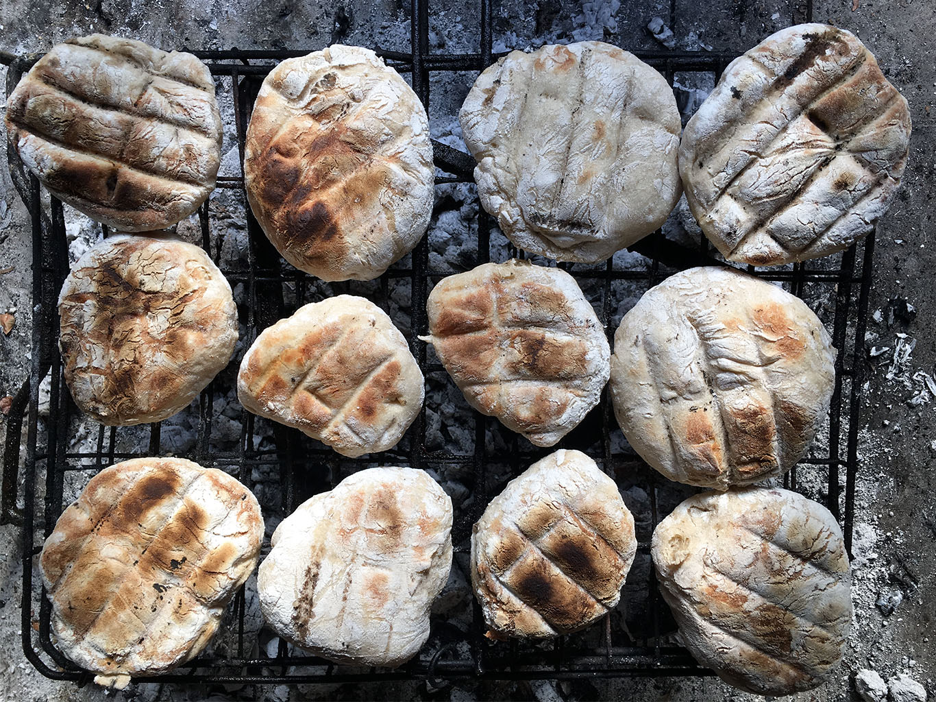 Roosterkoek je tradiční jihoafrický chléb pečený na otevřeném ohni