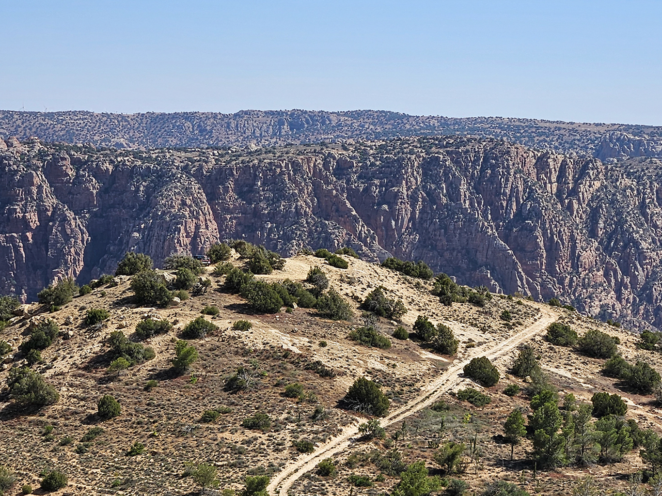 Během túry rezervací Dana se otevírají krásné výhledy do okolní krajiny