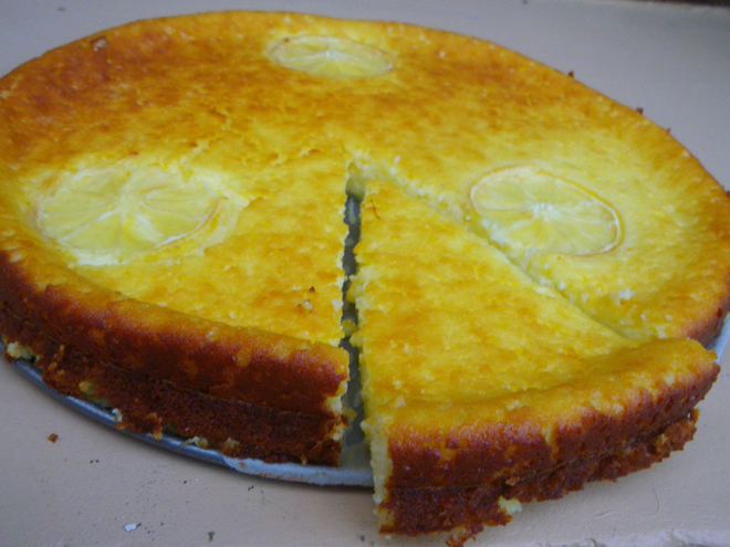 Základ koláče fiadone tvoří sýr brocciu a citrónová kůra
