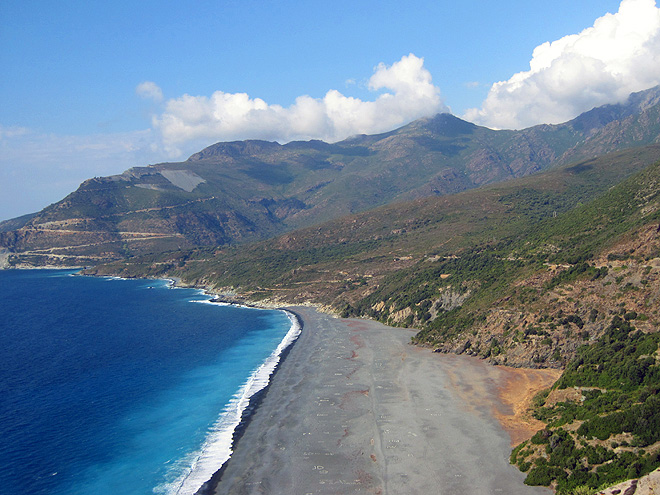 Cap Corse - pláž u města Nonza