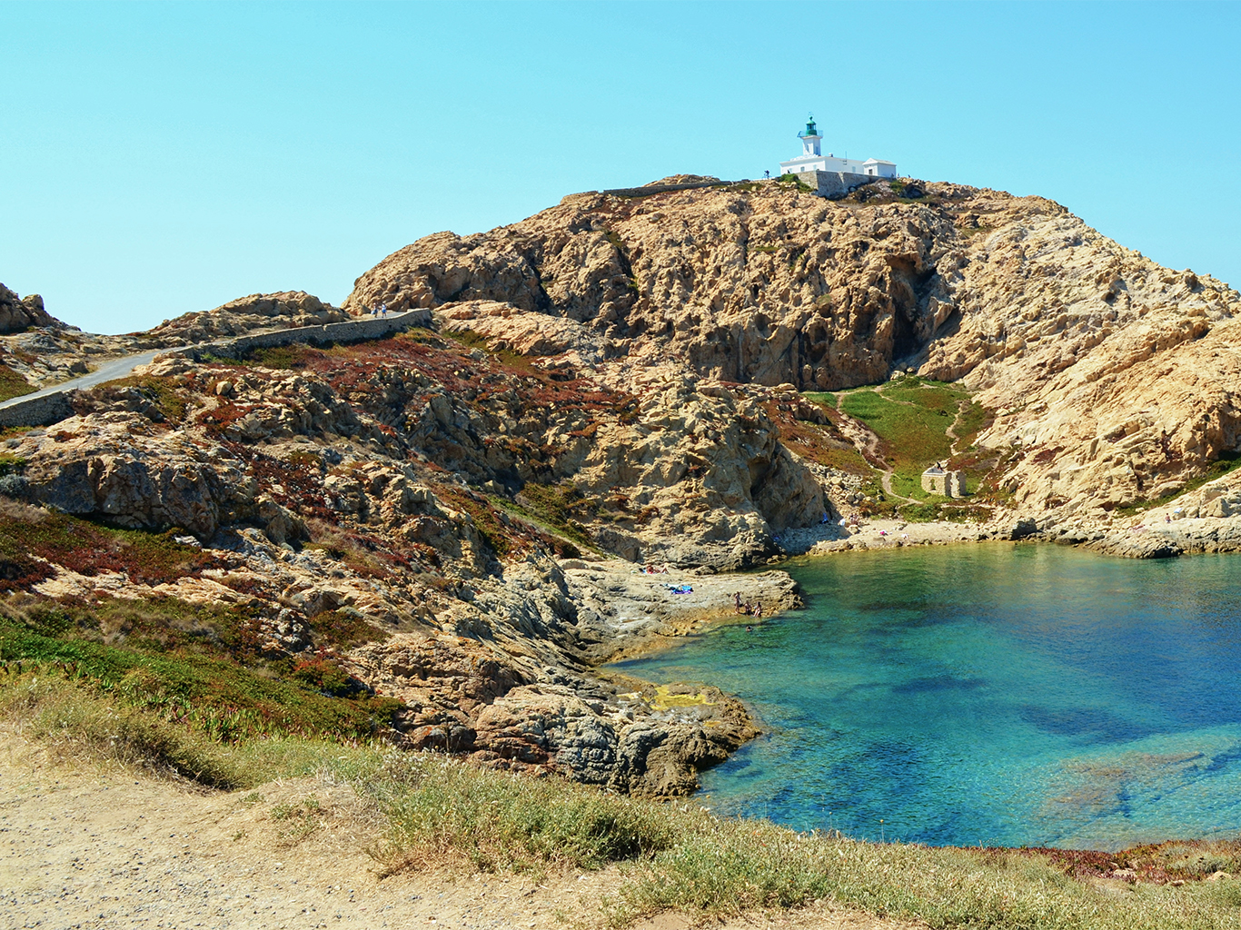 Útesy u městečka L´Île-Rousse