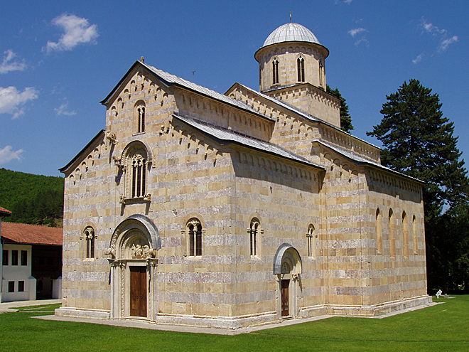 Dećanský monastýr je postaven z růžového a světle žlutého mramoru