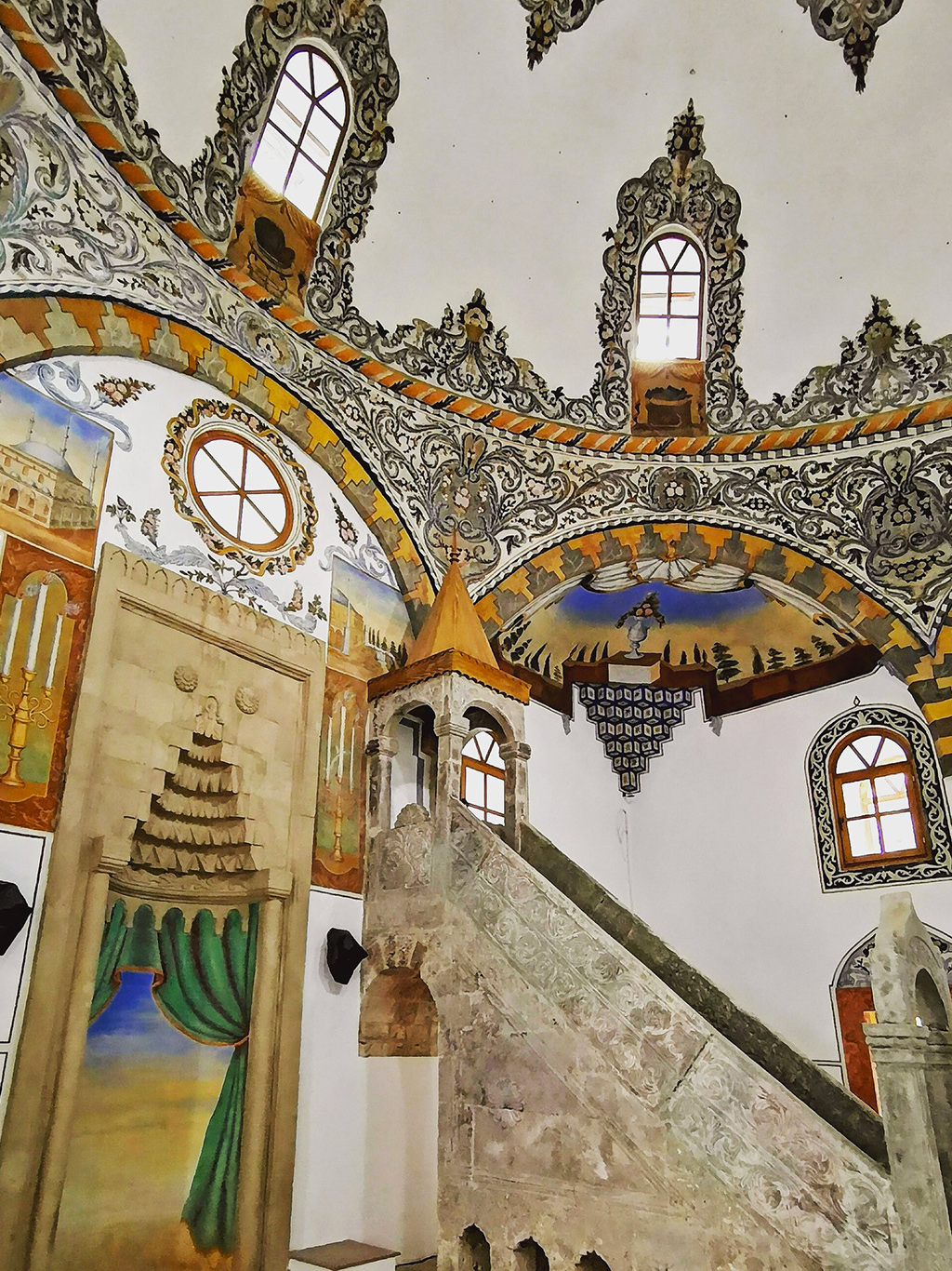 Interiér mešity Bajrakli, která stojí na bazaru v centru města Peć (Peja)