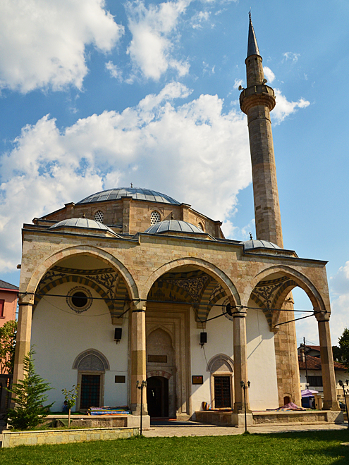 Největší mešitu ve městě postavil sultán Mehmedem II. v roce 1460