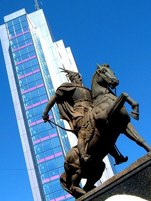 Socha albánského hrdiny Skanderbega je kopií sochy z albánského města Krujë