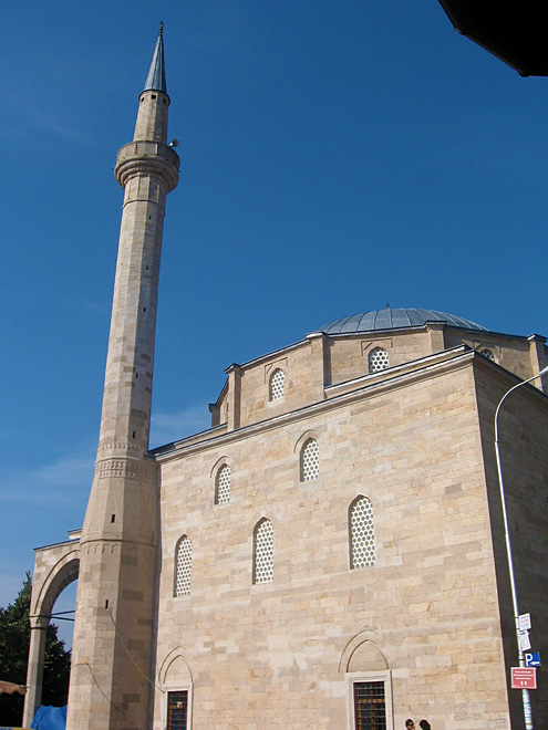 Sultánova mešita je největší mešitou ve městě