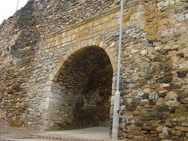 Hrad (Kalaja) - zřícenina pevnosti, která nabízí krásné pohledy na město