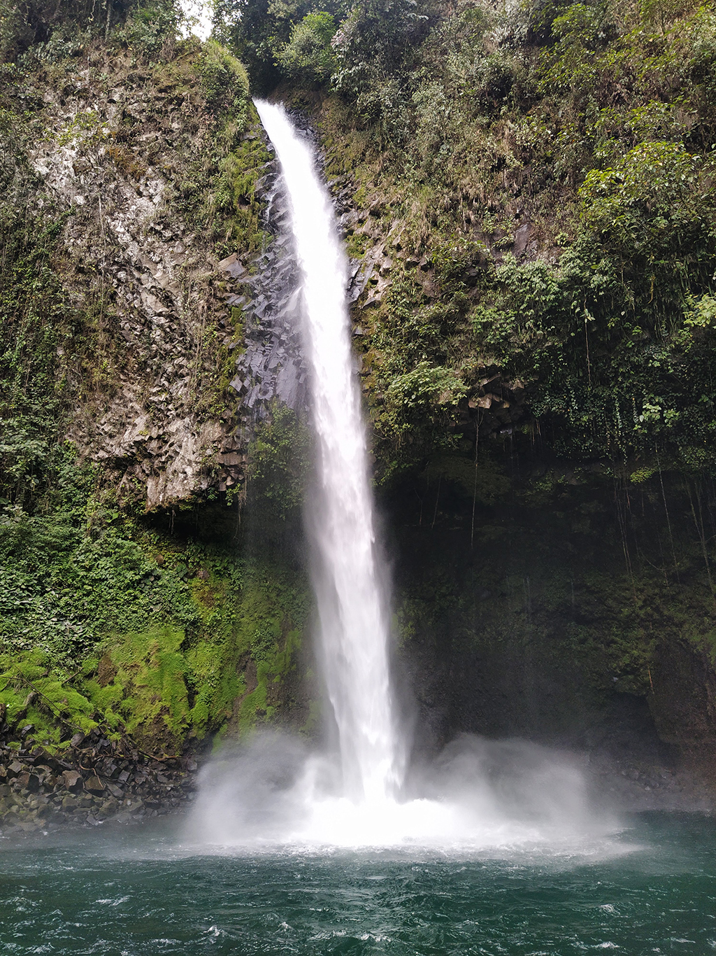 V jezírku pod Catarata La Fortuna se lze i vykoupat