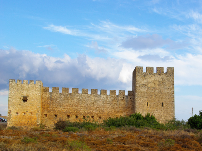 Mohutný hrad ve městě Frangokastello