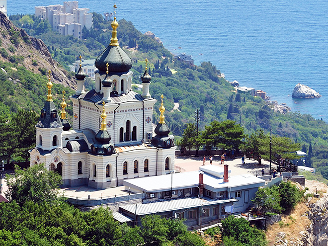 Kostel v byzantském stylu se tyčí nad městečkem Foros