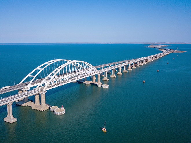 19 km dlouhý most přes Kerčský průplav propojuje Krym s Ruskem