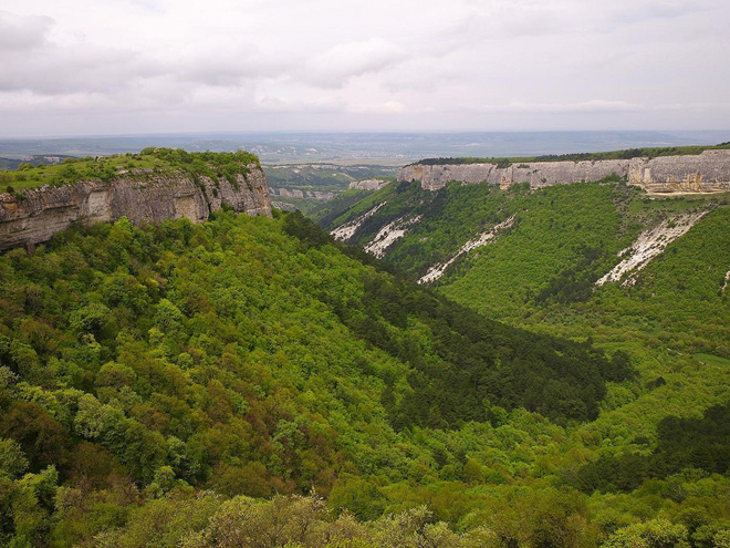 Jeskynní město Mangup Kale bylo vybudováno ve strmých skalách