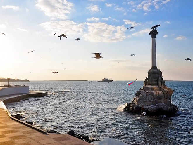 Památník připomínající potopené lodě v Krymské válce