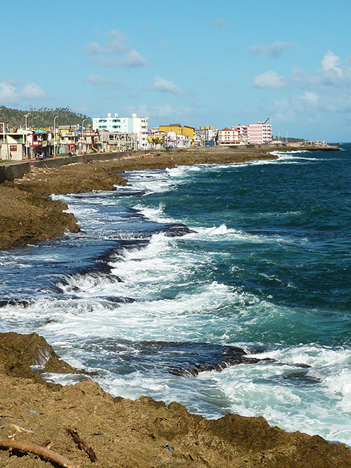 Nábřeží Malecón v Baracoa je omýváno vlnami Atlantiku  
