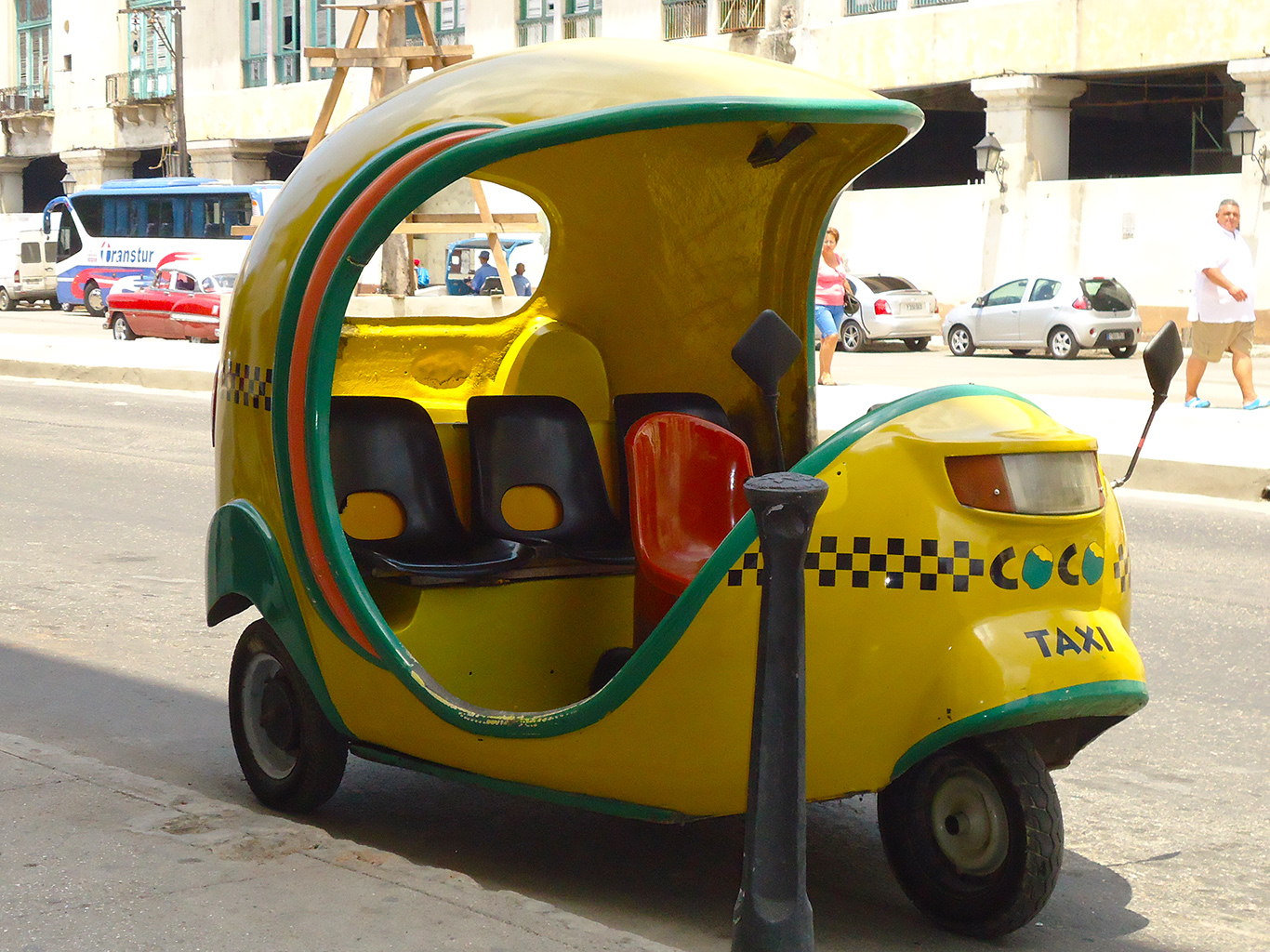 Coco taxi jsou žlutá vozítka podobná kokosovému ořechu