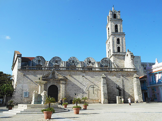 Kostel sv. Františka z Assisi z roku 1739 stojící na stejnojmenném náměstí