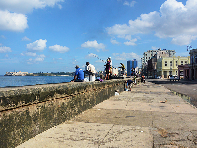 Dlouhé nábřeží Malecón láká mnohé místní k rybaření
