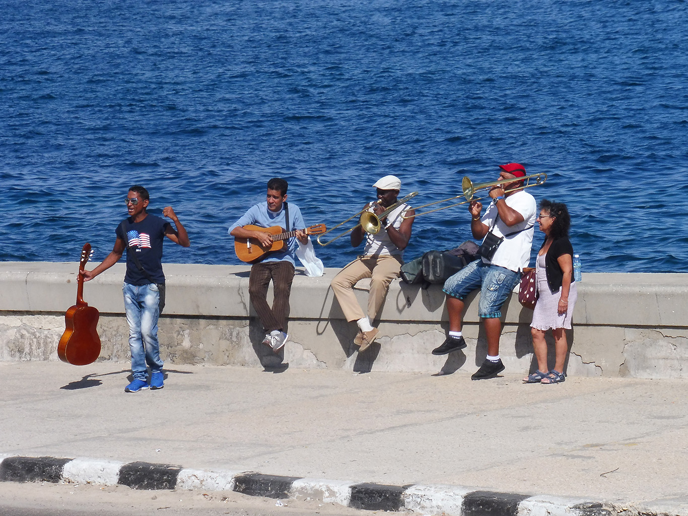 Muzikanti na havanském Maleconu