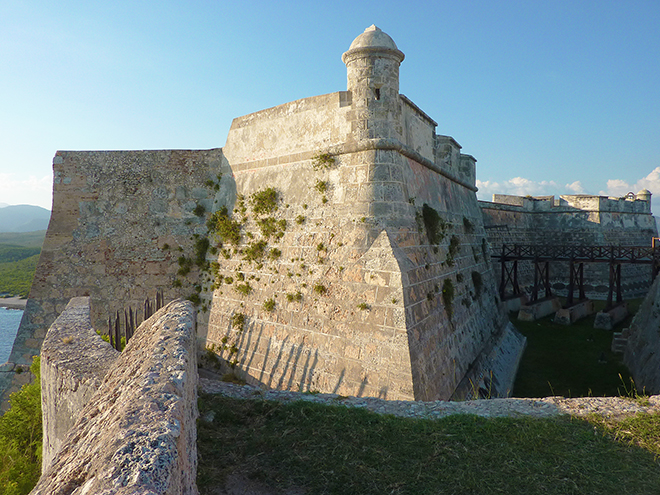 Obranné zdi pevnosti del Morro, která měla za úkol ochranu přístavu v Santiagu