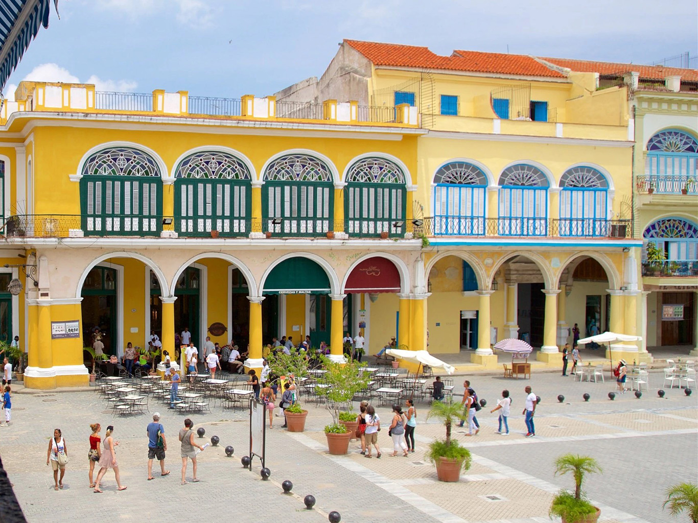 Pestrobarevné domy na Plaza vieja ve Staré Havaně