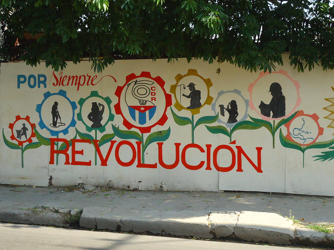 Nástěnná malba s heslem Revoluce navždy