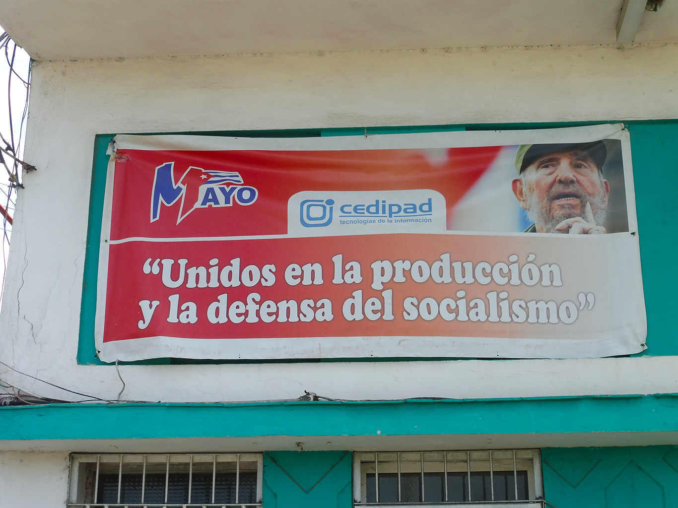 Kuba je plná nápisů oslavujících revoluci a socialismus