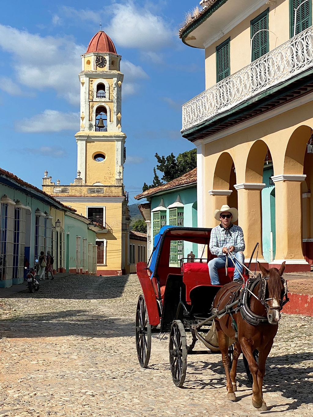 Dlážděné náměstí v Trinidadu v pozadí s věží kláštera sv. Františka z Assisi