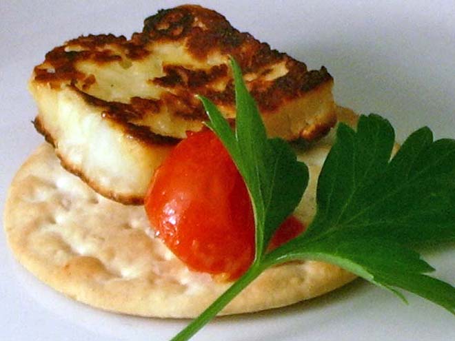 Ovčí nebo kravský sýr halloumi vyráběný pouze na Kypru