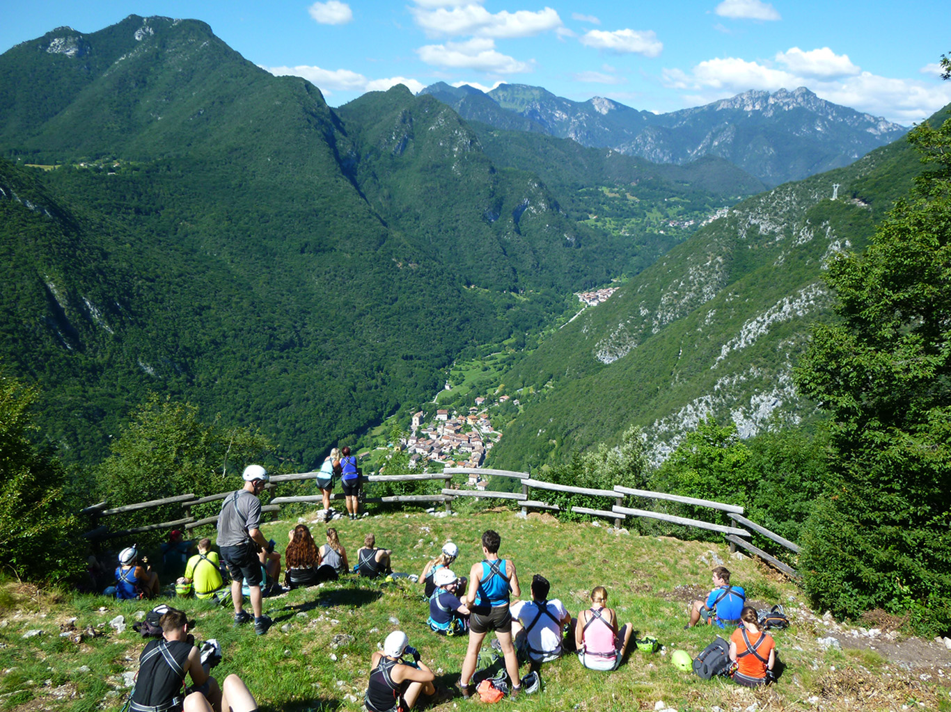 Gardské hory s vesničkou Biacesa di Ledro