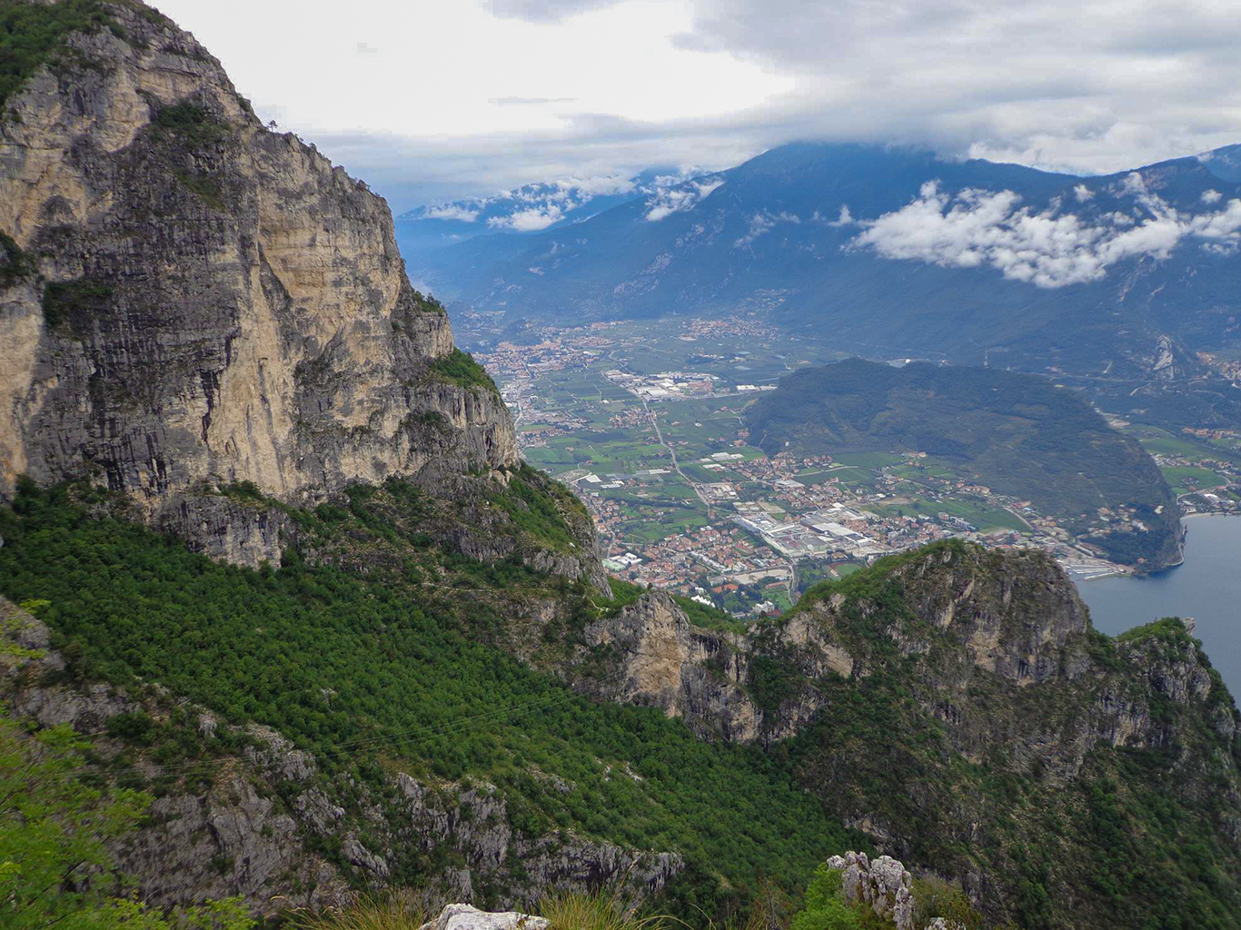 Pohled na město Riva del Garda z via ferraty na Cima Capi