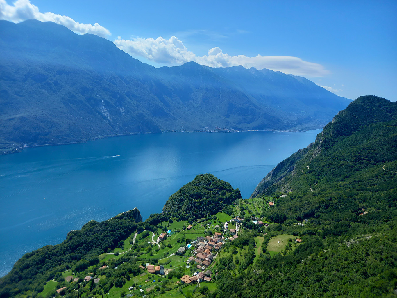 Úchvatný pohled na jezero Garda a vesnici Pregasina z vrcholu Nodice