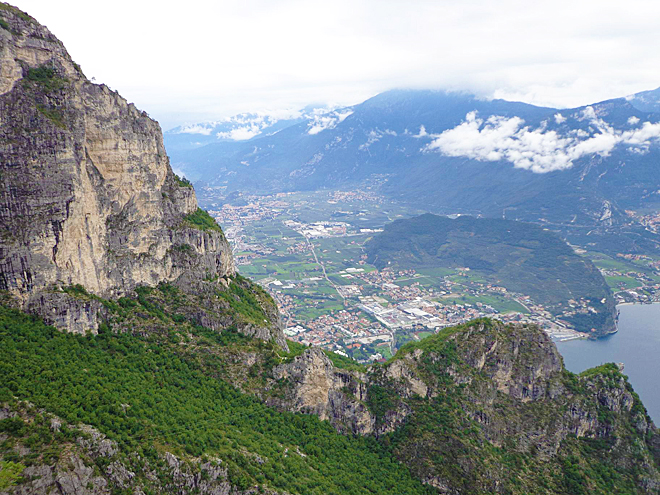 Pohled na město Riva del Garda z via ferraty na Cima Capi