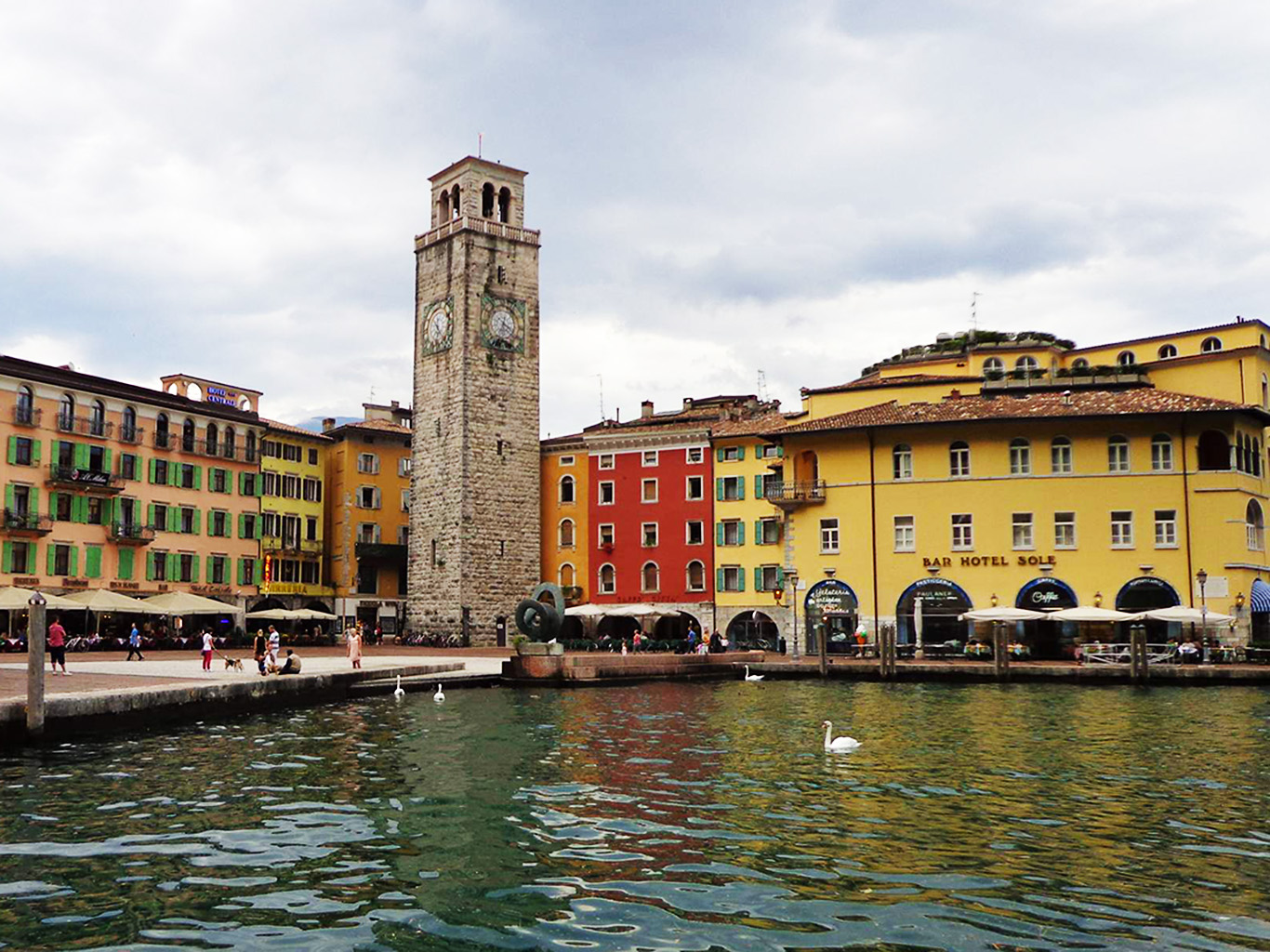 Středověká kamenná věž Torre Apponale ve městečku Riva del Garda