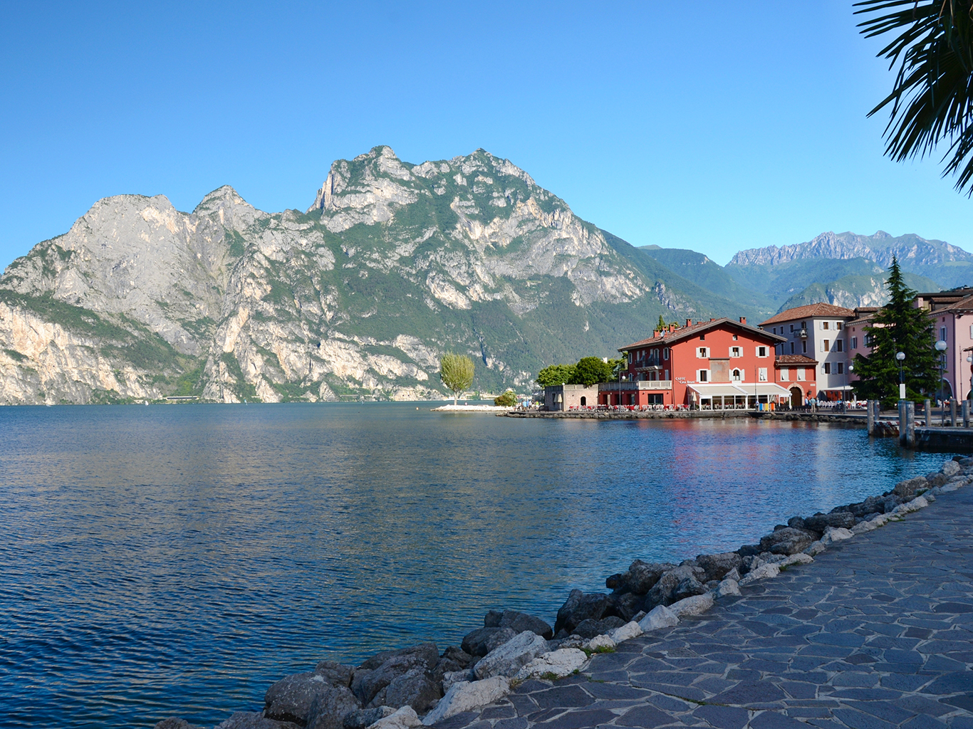 Město Torbole na břehu jezera Lago di Garda