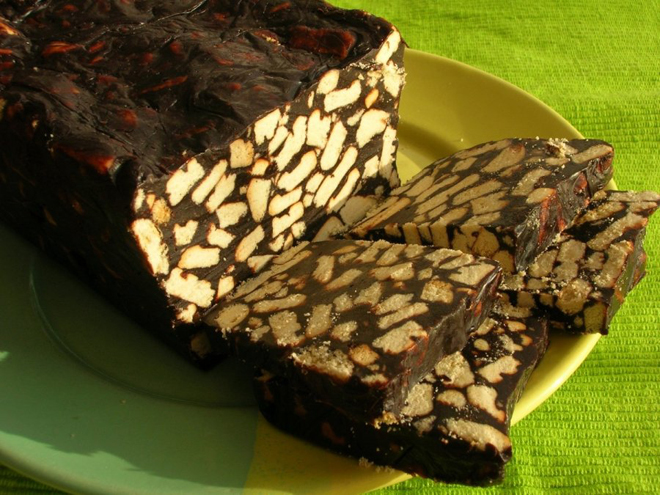 Kakaový dezert tinginys obsahuje kousky sušenek