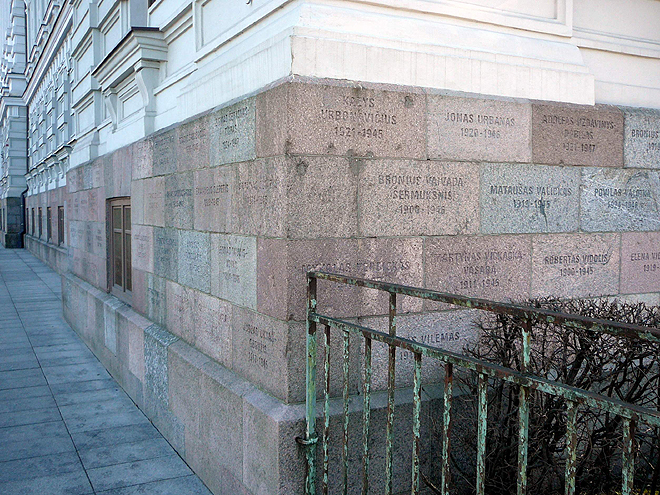 Sokl bývalé budovy KGB ve Vilniusu připomíná jména popravených