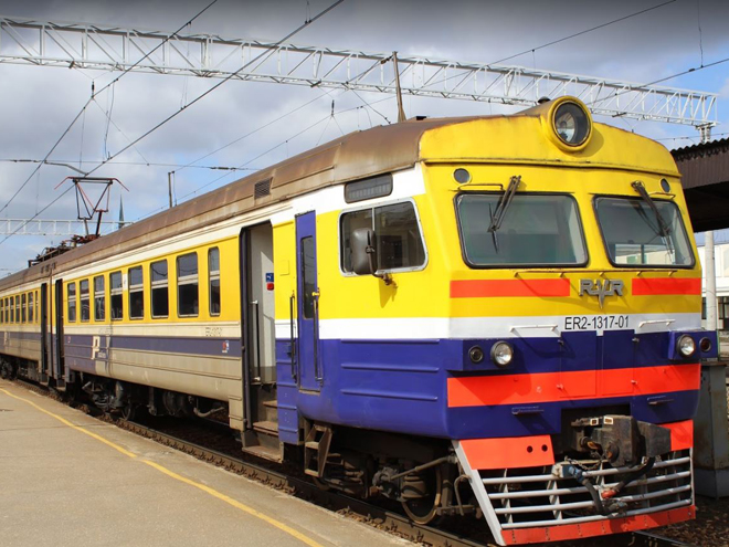 Zářivě barevná vlaková souprava na nádraží ve Vilniusu