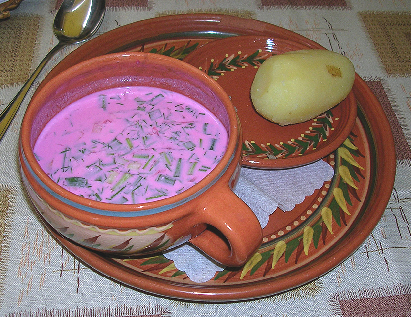 Šaltibarščiai (studený boršč) - růžové zbarvení polévky je způsobeno řepou