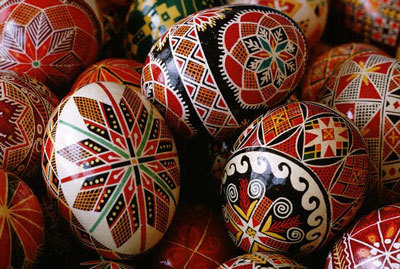 Na Velikonoce se podobně jako u nás barví velikonoční vajíčka