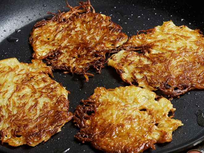 Velmi oblíbeným bramborovým jídlem jsou kartupeļu pankūkas