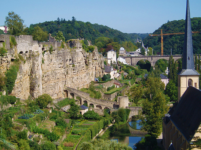První hrad, který stál na lucemburské skále, byl Lucillinburhuc
