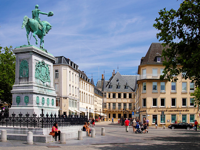 Hlavní náměstí v Lucemburku se nazývá Náměstí Viléma II.