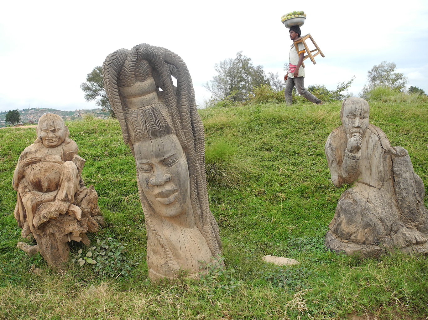 Z řemeslných umění vyniká na Madagaskaru řezbářství s centrem v Ambositře