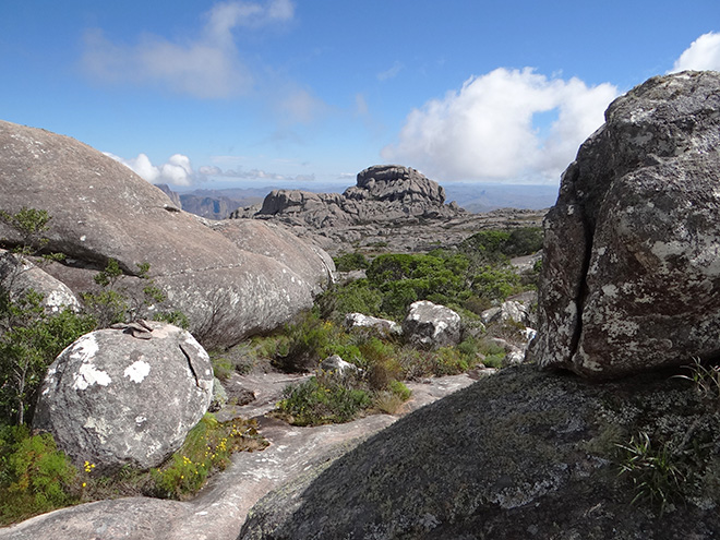 Rozmanité skalní útvary v pohoří Andringitra