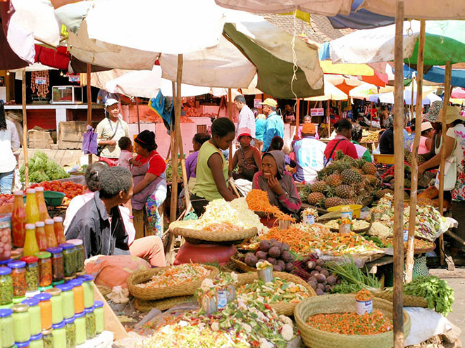 Většina nákupů na Madagaskaru probíhá na pouličních tržištích